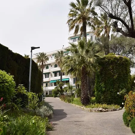 In Juan-les-pins Near Sandy Beaches Appartement